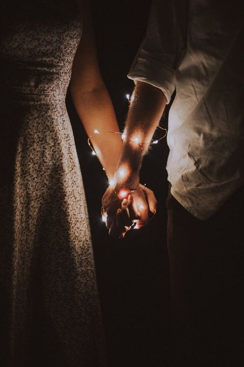 couple-main-dans-la-main-guirlande-lumineuse