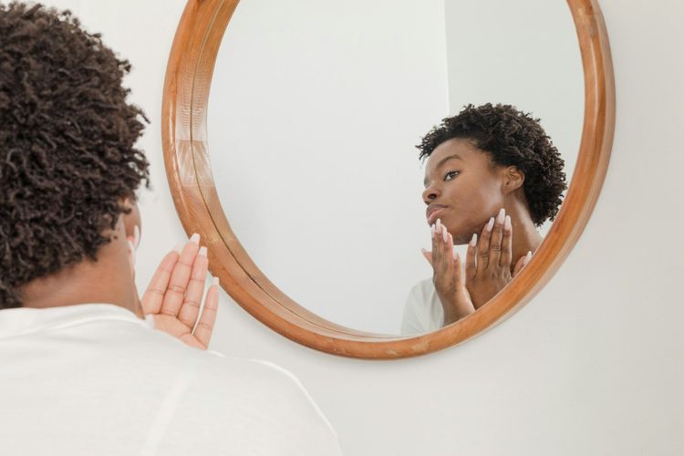 Quelle position de sommeil augmente les cernes et les boutons ?