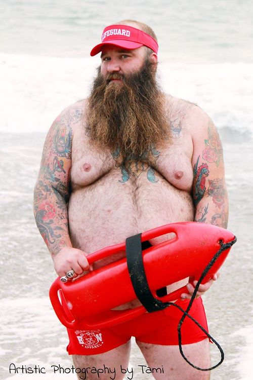 Cet homme rond et velu fait une séance photo sexy et le résultat décalé est excellent | So Busy Girls