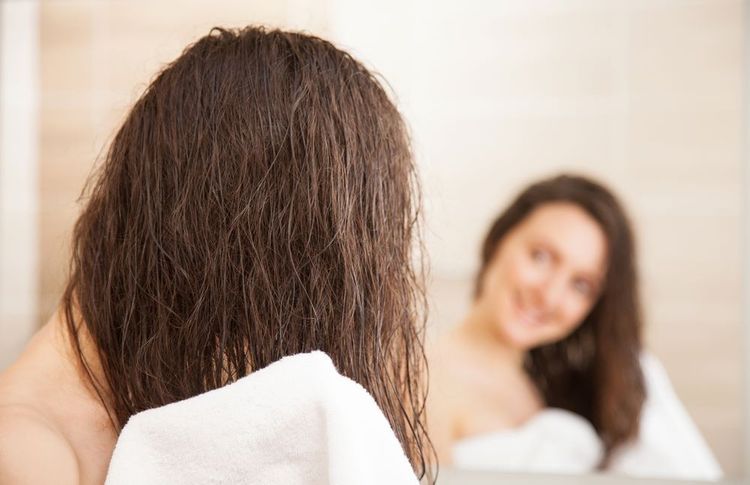 Pourquoi vous devez absolument arrêter de sécher vos cheveux avec une serviette de bain | So Busy Girls