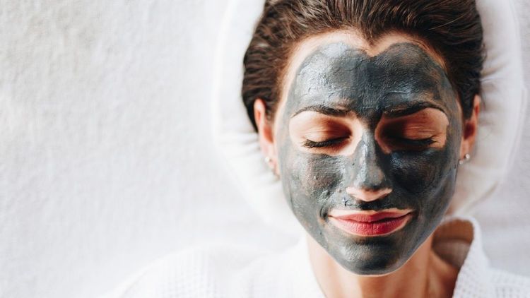 La recette du masque visage au charbon à faire soi-même pour une peau purifiée et lumineuse | So Busy Girls