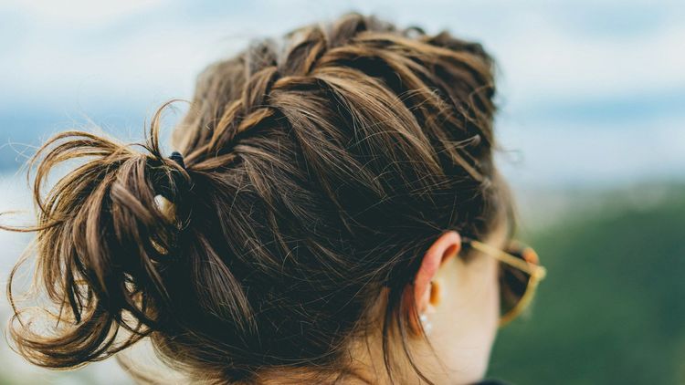 Coiffures sans chaleur : 7 idées faciles quand les cheveux ne supportent plus le sèche-cheveux | So Busy Girls