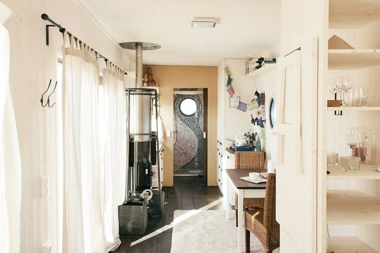 Quand vous allez voir tout ce qu'on trouve à l'intérieur de cette petite maison mobile, vous allez être épatés ! | So Busy Girls