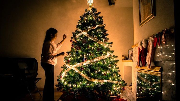 D&eacute;corer son sapin de No&euml;l t&ocirc;t rend plus heureux