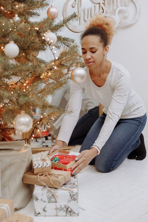 deposer-cadeaux-sous-le-sapin