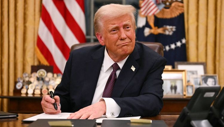 Assurez-vous que la porte est bien fermée : Donald Trump ironise sur la scène des Macron devant la presse américaine