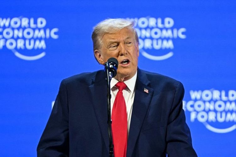 Avec ses magnifiques lunettes, Emmanuel Macron a essayé de jouer au dur : à Davos, Trump se moque ouvertement de Macron et de son look