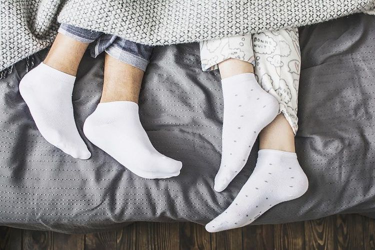 Dormir avec des chaussettes la nuit : bon ou mauvais pour dormir ?