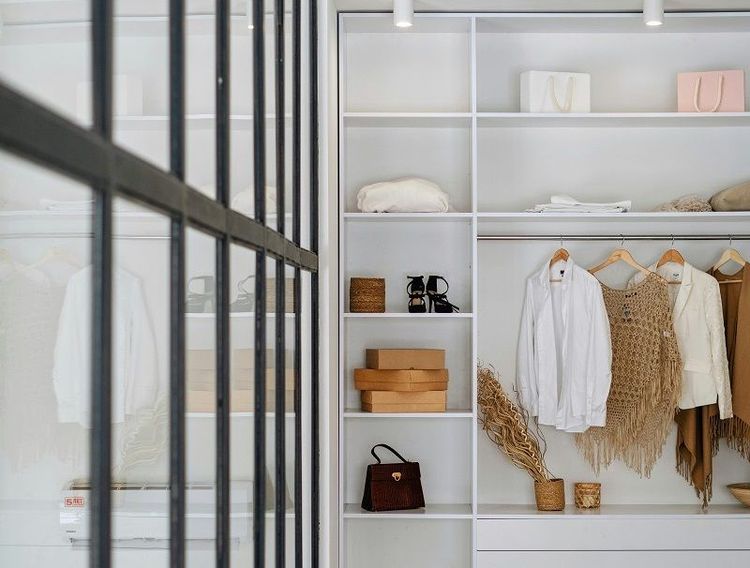 Cette astuce ing&eacute;nieuse et ultra &eacute;conomique permet de tripler l'espace de son dressing