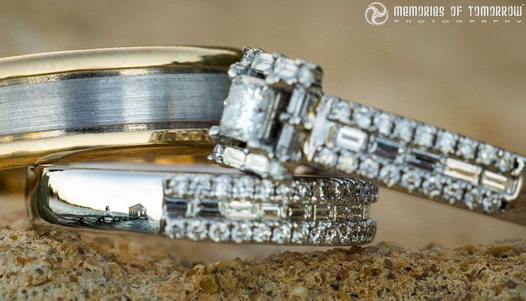 Il prend des photos de mariage sublimes dans le reflet des alliances | So Busy Girls