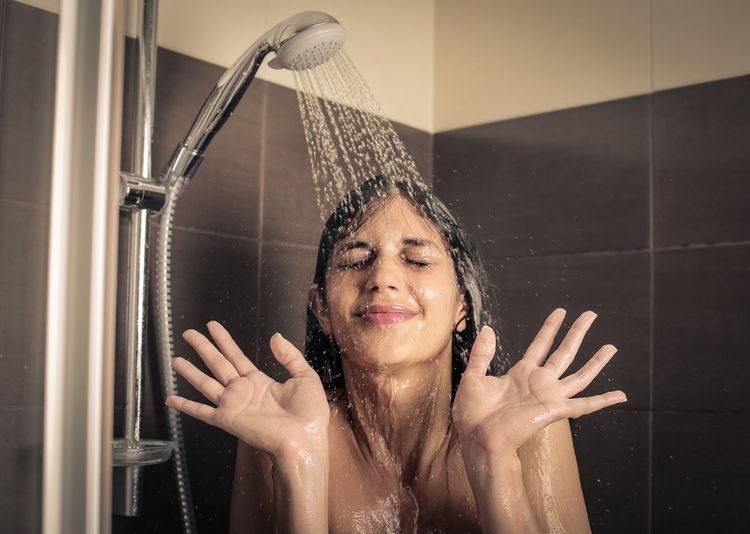 Pourquoi vous devez arrêter de vous laver le visage sous la douche | So Busy Girls