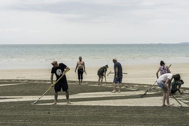 Cette créatrice réalise d'immenses mandalas magnifiques sur le sable des plages bretonnes | So Busy Girls