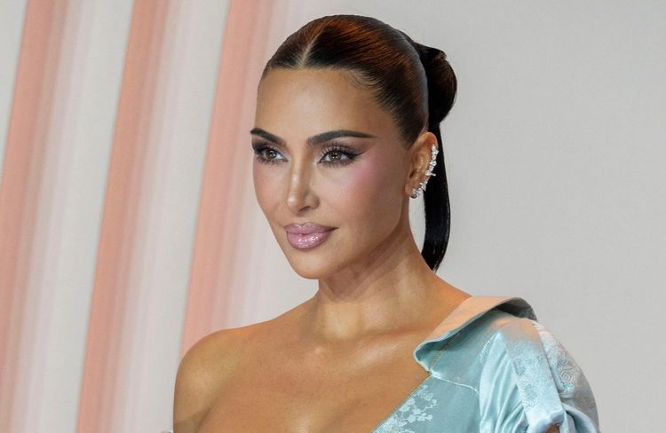 Kim Kardashian F te Ses 45 Ans En S offrant Une Maison 7 Millions De kim-kardashian-f-te-ses-45-ans-en-s-offrant-une-maison-7-millions-de