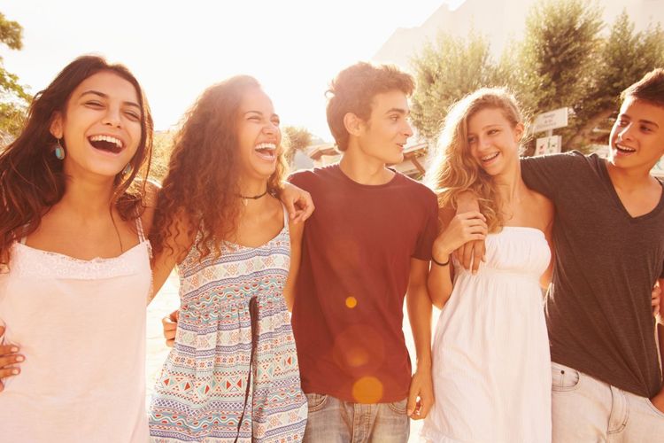 Vous aviez beaucoup d'amis quand vous étiez ado ? Bonne nouvelle : vous seriez mieux préparé à la vie de couple ! | So Busy Girls