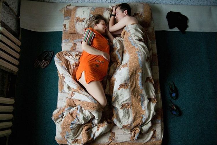 Des couples de futurs parents pris en photo pendant qu'ils dorment : le résultat est trop mignon ! | So Busy Girls