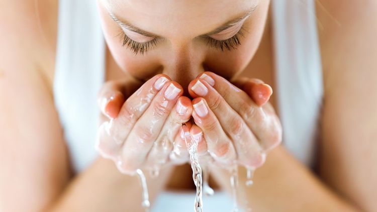 Pourquoi nettoyer son visage à l'eau gazeuse permet d'avoir une belle peau et un teint lumineux | So Busy Girls