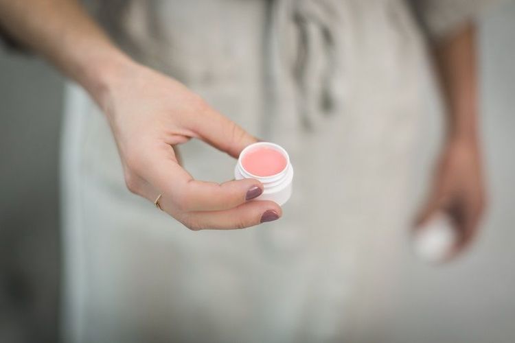14 façons géniales d'utiliser son baume à lèvres | So Busy Girls