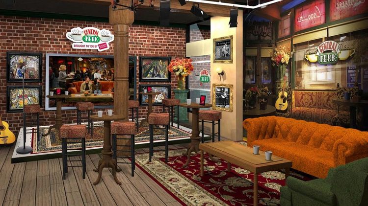 Une immersion dans les décors de la série Friends permet de faire des photos au Central Perk Café | So Busy Girls