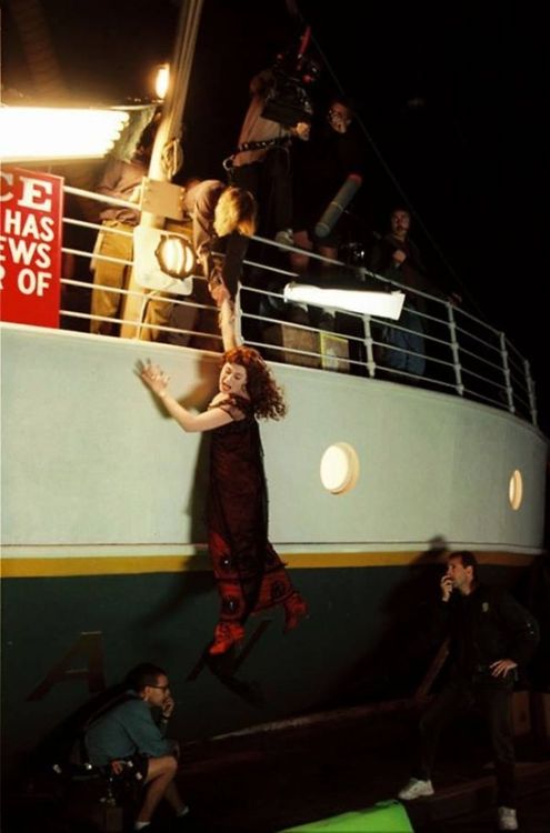 10 photos inédites qui permettent de voir le film Titanic sous un nouvel angle | So Busy Girls