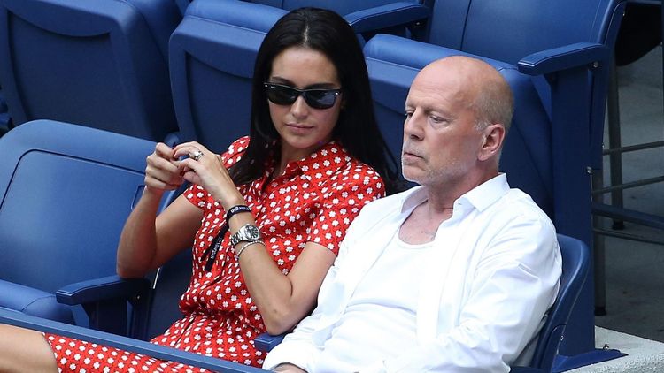 Bruce Willis : son &eacute;pouse Emma Heming explique pourquoi l'acteur ne vit plus avec elles