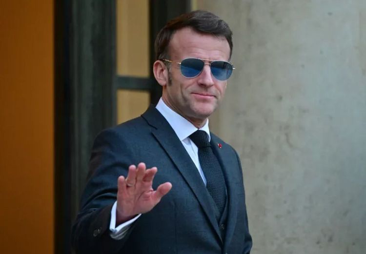 Lunettes noires, for sure et parodie disco : Emmanuel Macron réagit enfin au buzz qui affole les réseaux