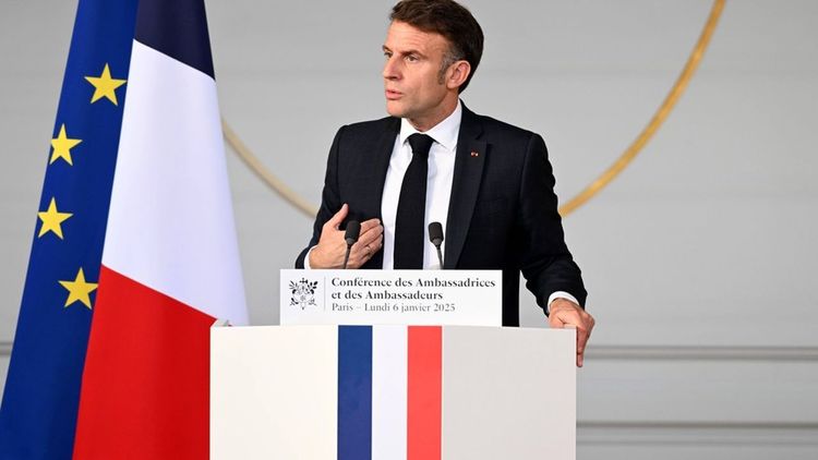 Emmanuel Macron tourne l’année 2025 en vidéo : cette phrase à Brigitte qui déclenche une avalanche de moqueries