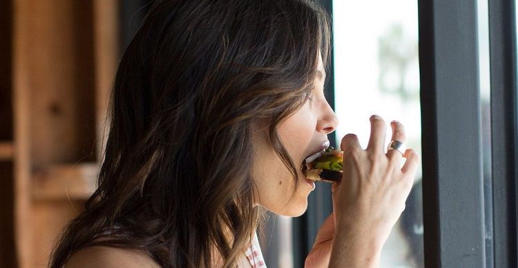 J'ai trop mangé hier : comment je rééquilibre sans m'affamer | So Busy Girls