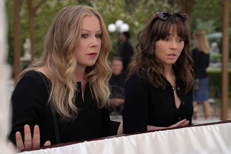 Dead to Me : l'étau se resserre dans la bande-annonce de la 3e et dernière saison | So Busy Girls