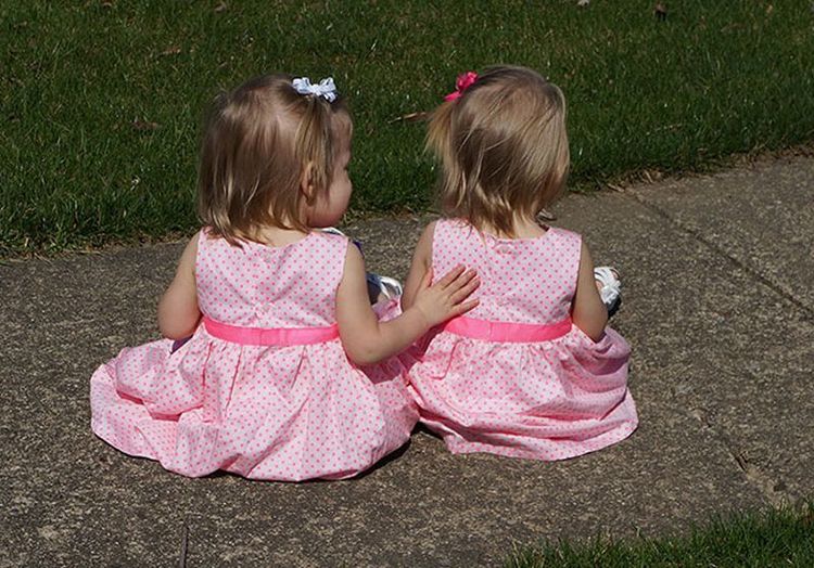 Ces jumelles sont nées en se tenant la main et 2 ans après, elles sont vraiment inséparables ! | So Busy Girls