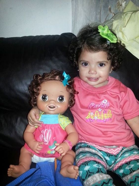 25 bébés qui ressemblent comme 2 gouttes d'eau à leur poupée | So Busy Girls