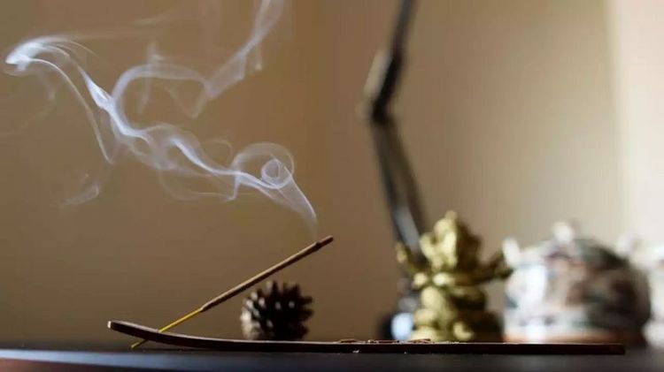 Faire br&ucirc;ler de l'encens : les dangers pour la sant&eacute;.