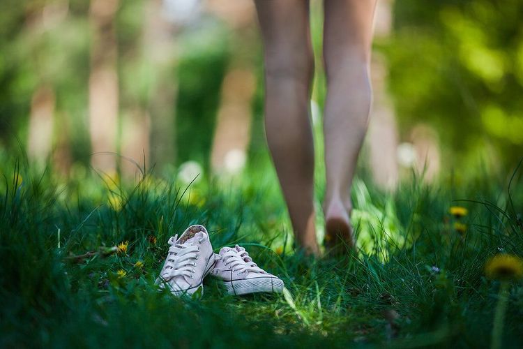 5) MARCHER PIEDS NUS DANS L'HERBE FRAÎCHEMENT COUPÉE | So Busy Girls