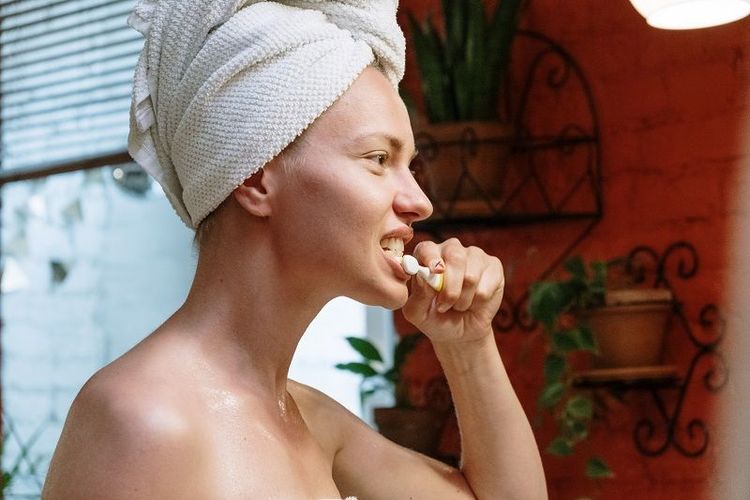 femme-brosse-a-dents