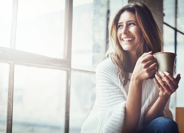 femme-cafe-sourire-fenetre