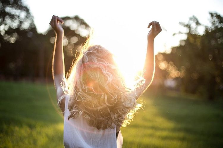 Cheveux plats quand il fait chaud : les gestes qui préservent le volume | So Busy Girls