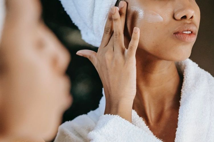 Peau qui tiraille après la plage : faut-il hydrater tout de suite ou attendre le soir ? | So Busy Girls