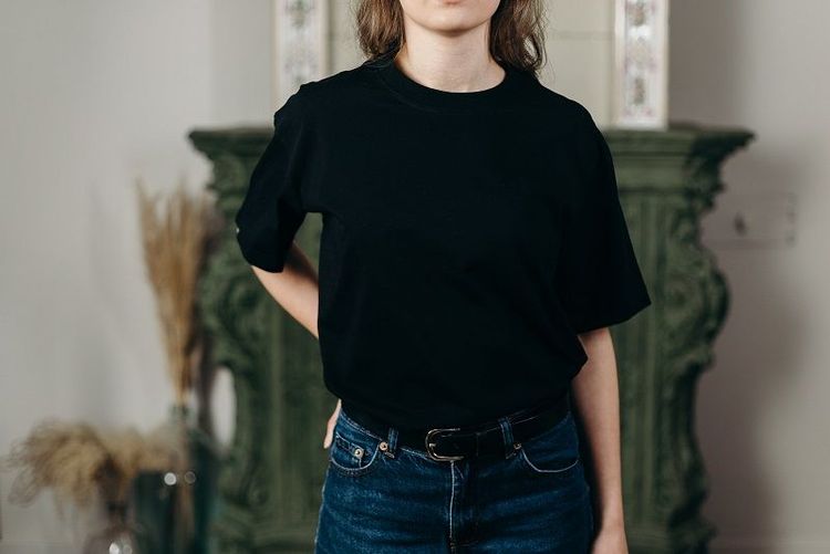femme-jean-t-shirt-noir