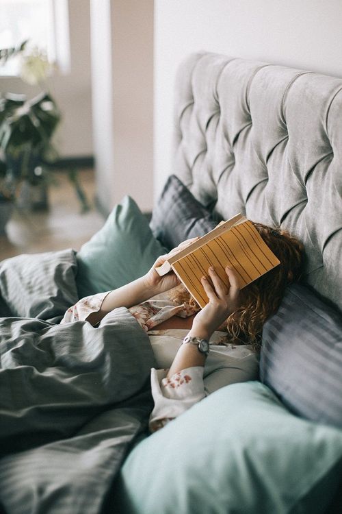 femme-livre-lit