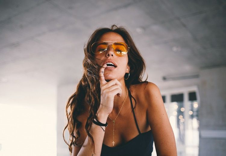 femme-lunettes-oranges