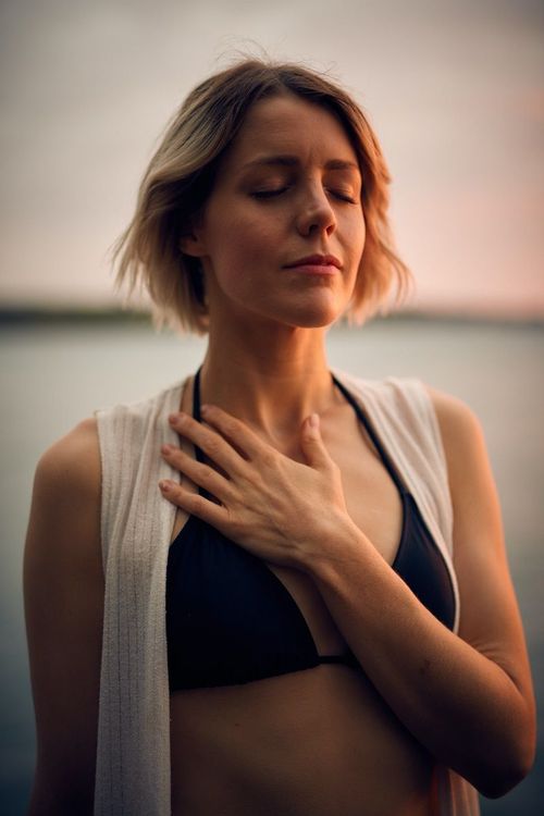 femme-main-sur-le-coeur
