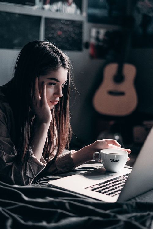femme-ordinateur-cafe
