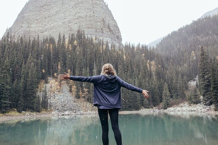 femme-paysage-montagne