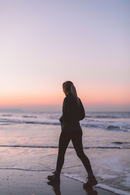 femme-qui-marche-sur-la-plage