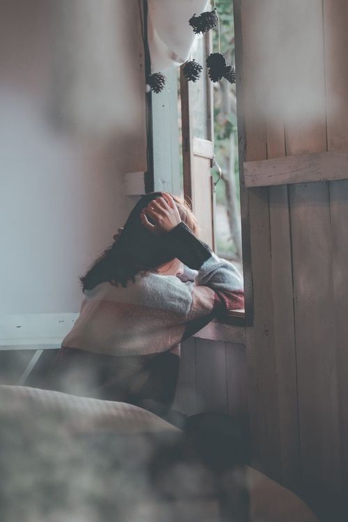 femme-triste-fenetre