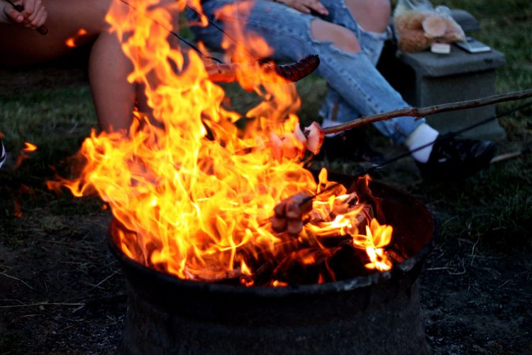 feu-de-camp-chamallows-grilles
