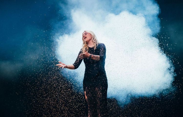 “Je vais manquer d’air” : Louane a frôlé l’étouffement pendant sa prestation à l’Eurovision, voici ce qui s’est vraiment passé | So Busy Girls