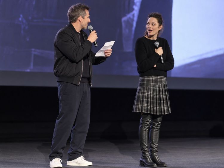 « Hein ??? » : Marion Cotillard stupéfaite par la lettre intime d'une fan reçue par Guillaume Canet en pleine avant-première | So Busy Girls