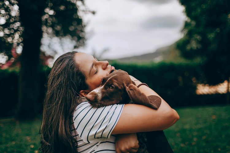 Parler &agrave; son chien pour qu'il ob&eacute;isse encore mieux.