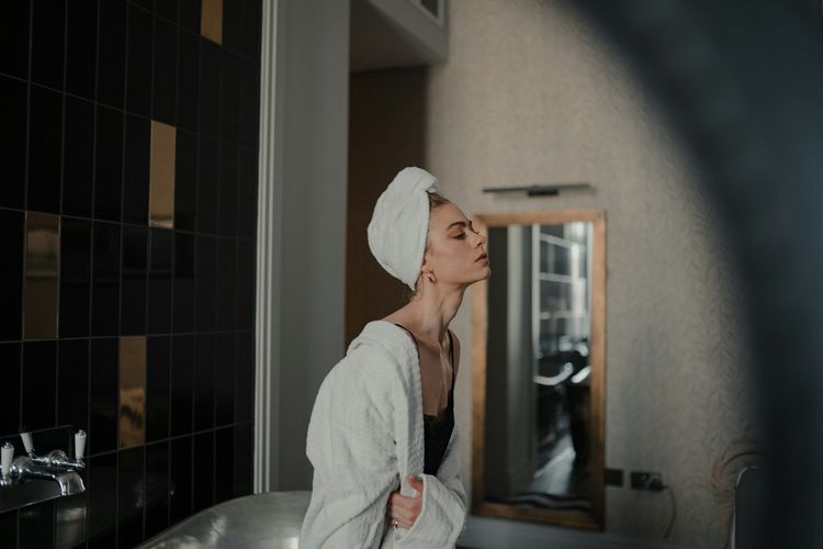 Pourquoi se laver le visage sous la douche est mauvais pour la peau.