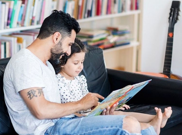 Pourquoi c'est important que le papa lise aussi des histoires à ses enfants